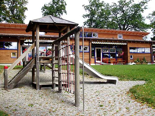 Ansicht des Spielplatzes vor dem Kindergarten in Uffing